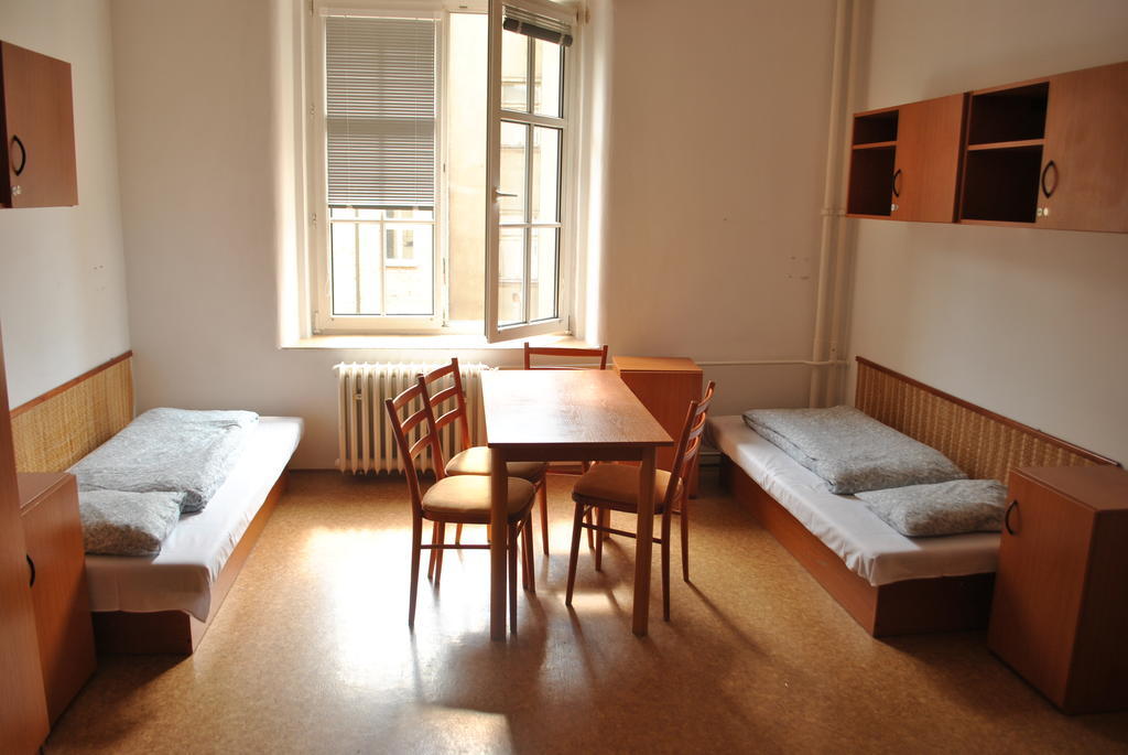 Dizzy Daisy Hostel Praga Habitación foto