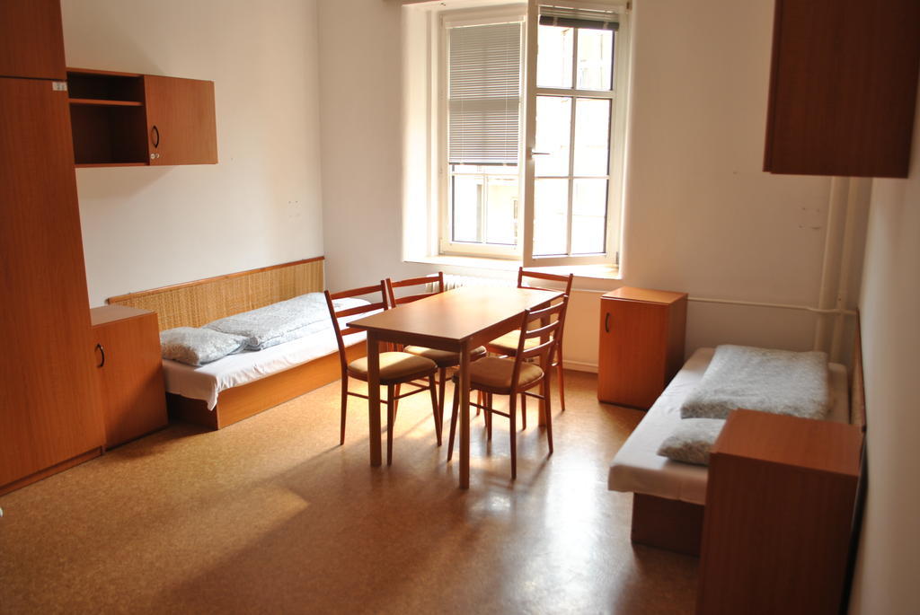 Dizzy Daisy Hostel Praga Habitación foto